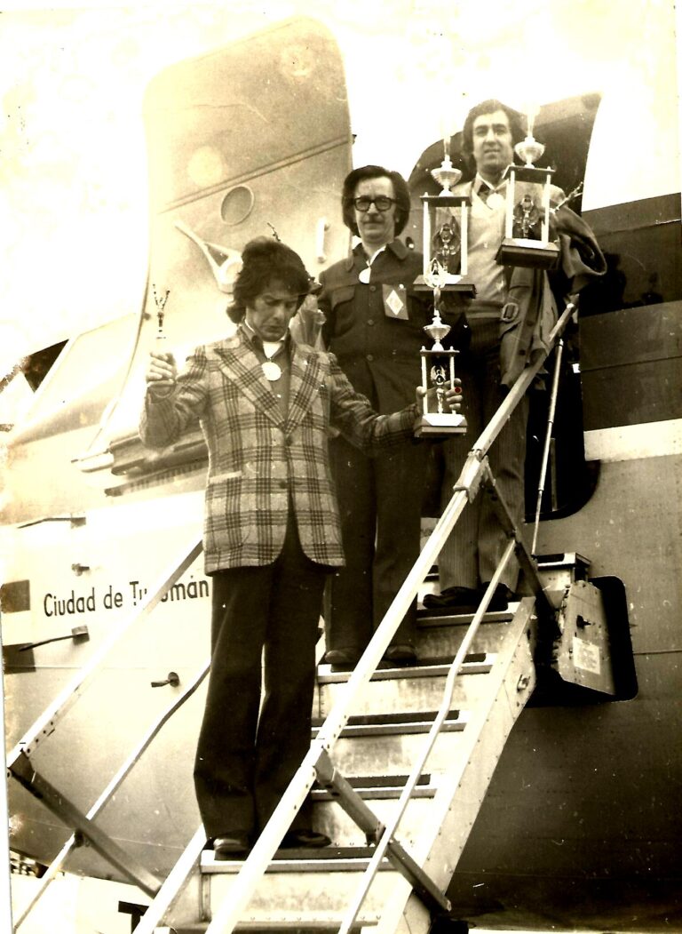 Mario voltando de campeonato na porta do avião